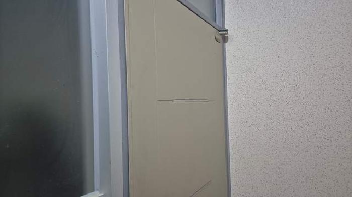 4층 출입현관문