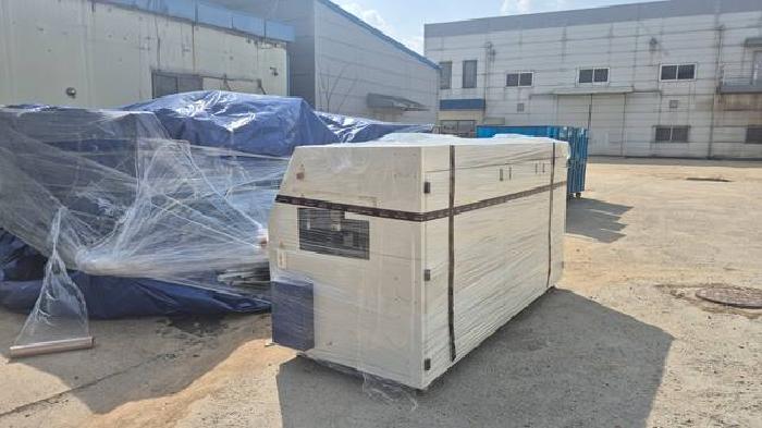 건설자재가 봉인된 상태로 쌓여 있음