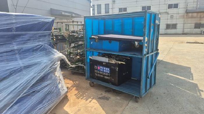 봉인된 건설자재 및 폐자재가 쌓여 있음