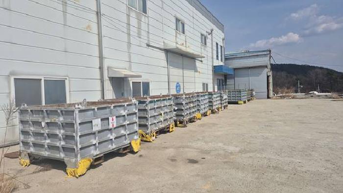 폐기물적재함이 놓여 있음