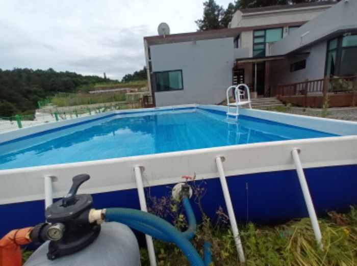 목록5번 지상 이동식 수영장 모습