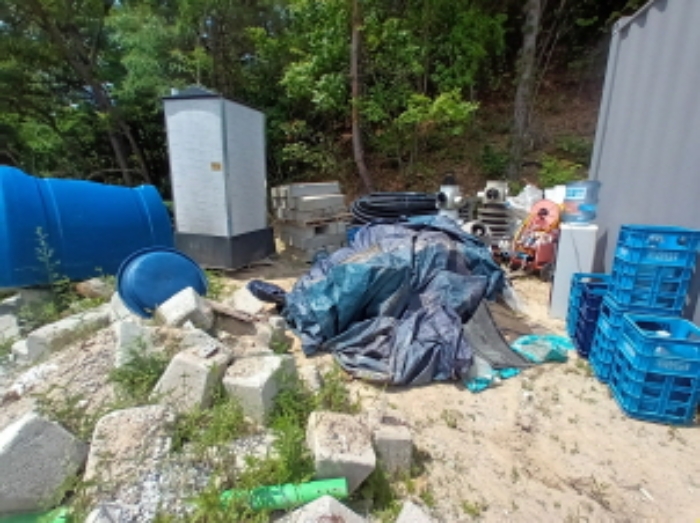 목록72번 남쪽경계부근에 적재된 자재 모습