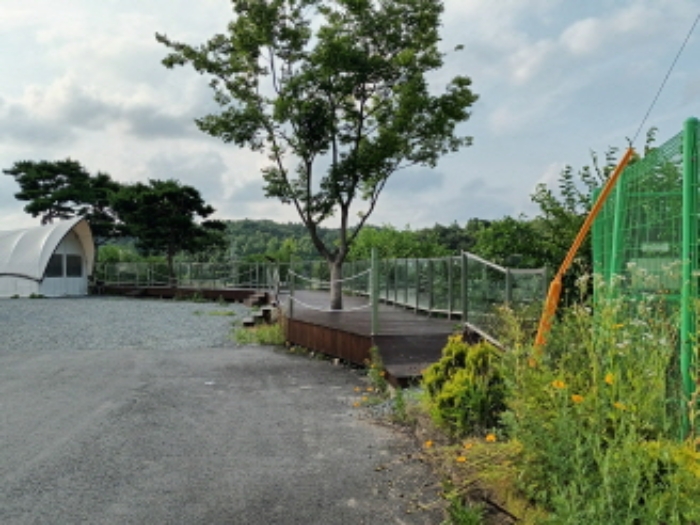 목록9번주변에 설치된 데크 모습