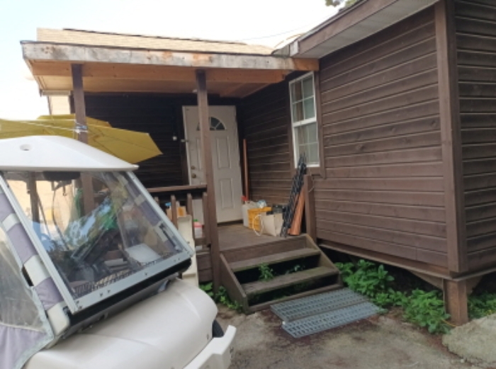 목록12번 현관 제시외 차양시설 모습