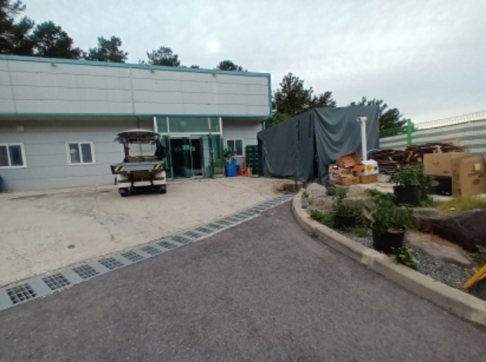 목록13 건물 우측 이동식 쓰레기 분리수거장 모습