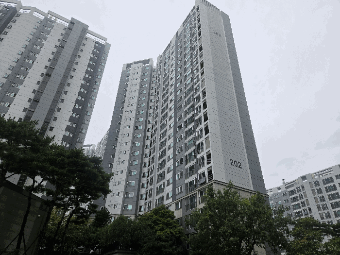 【 본건 동 전경 】