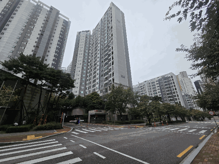 【 본건 동 접면도로 】