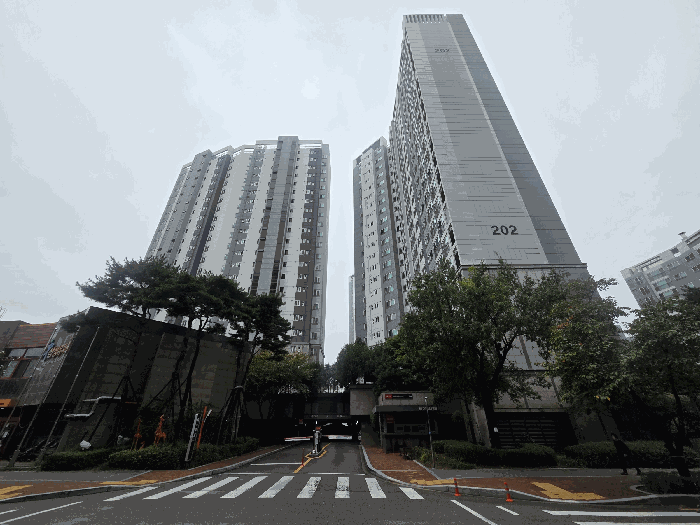 【 본건 동 출입구 】