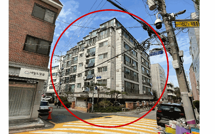 본건 소재 건물 남동측에서 촬영