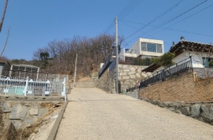 도로 끝 및 좌, 우측 카페 등 건물의 진입로로 사용 중