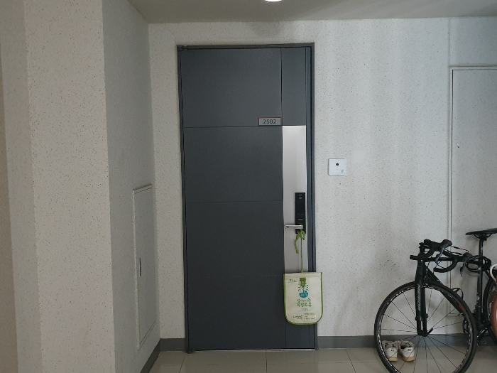 2502호 현관문