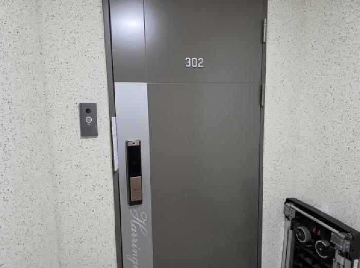 107동 302호 출입문 - 부동산현황조사 안내문 사진