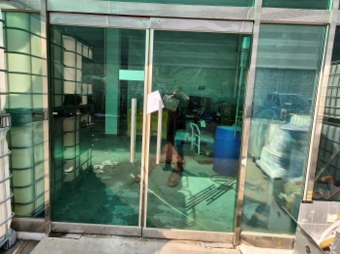공장 출입구