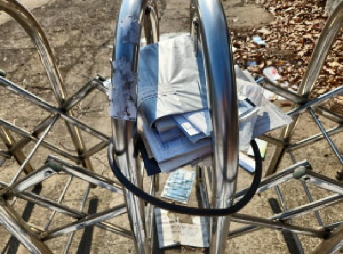 쌍여있는 우편물