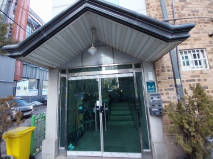 2층으로 출입하는 출입구 