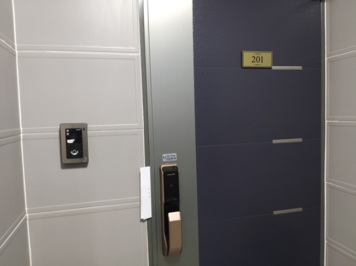 * 본건 목적물 1. 201호 현관문 전경