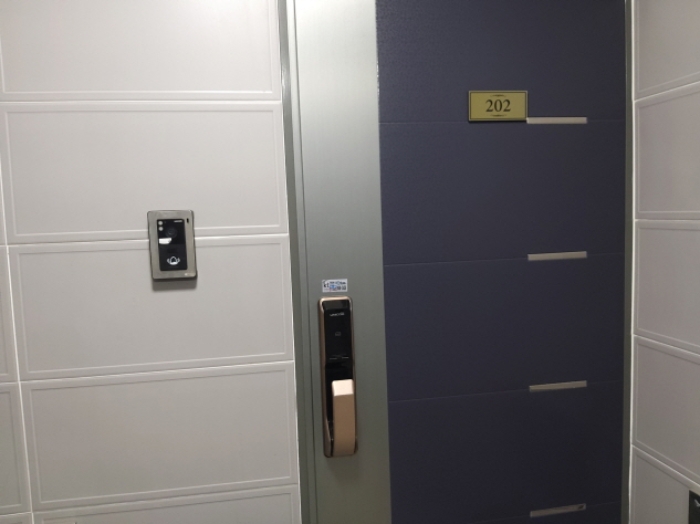 * 본건 목적물 1. 202호 현관문 전경