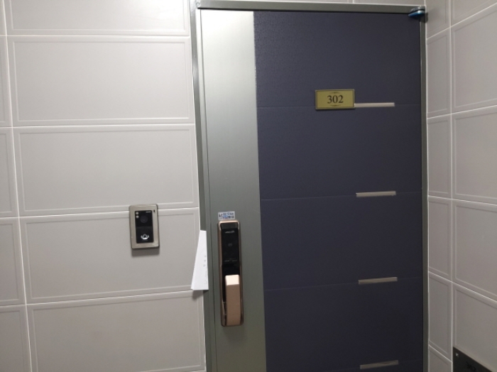 * 본건 목적물 1. 302호 현관문 전경