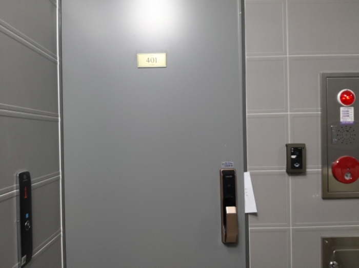 * 본건 목적물 1. 401호 현관문 전경