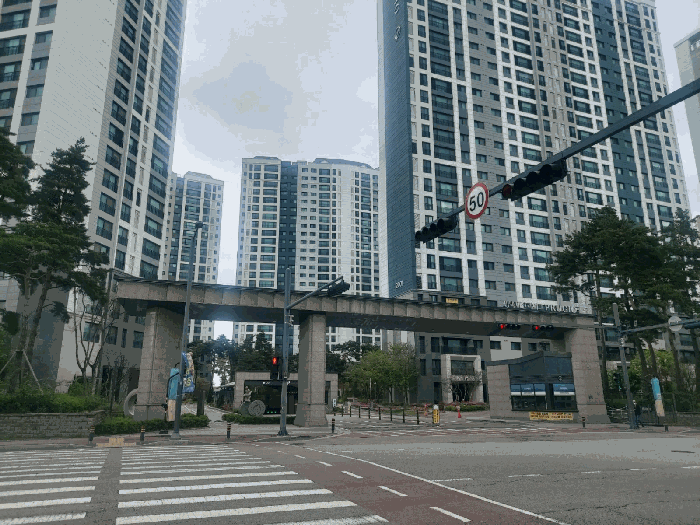 < 아파트 정문 >‘><br /><img src=