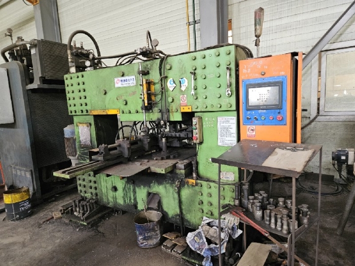 본건 기계기구(12)