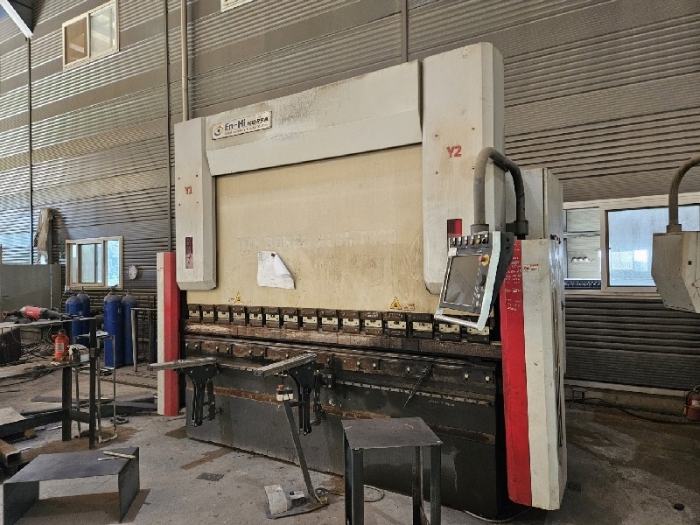 본건 기계기구(20)