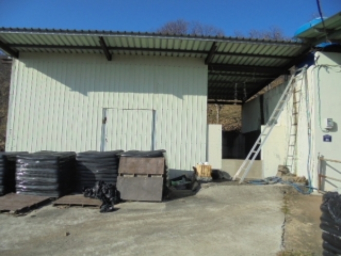 제시외건물 비가림시설,창고 등 전경