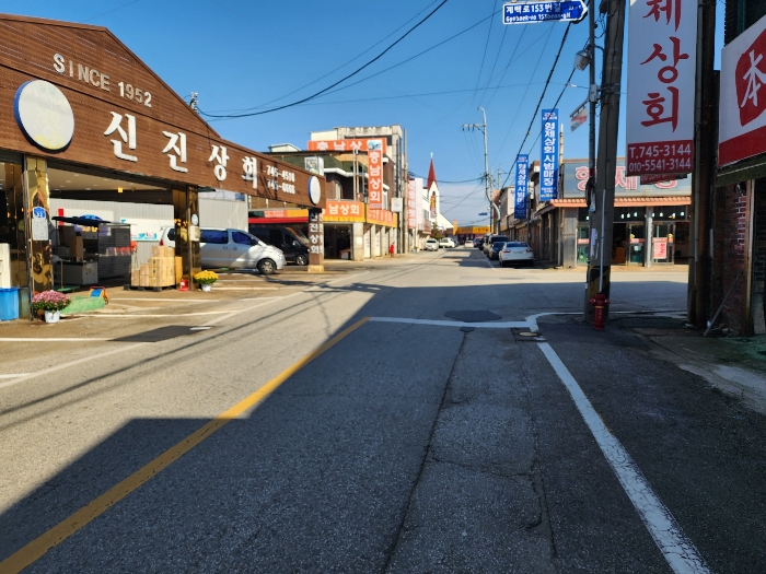 북측 인접 도로