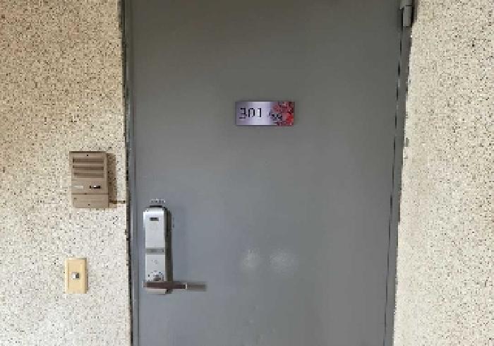 301호 세대 출입문