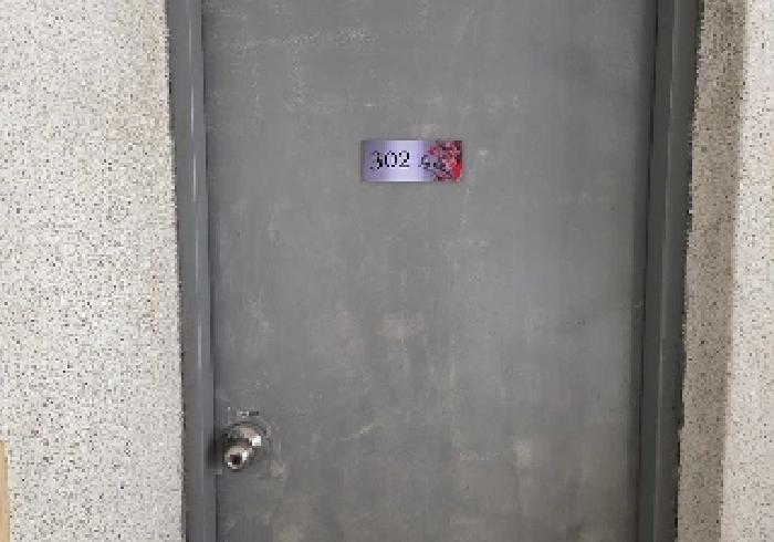 302호 세대 출입문