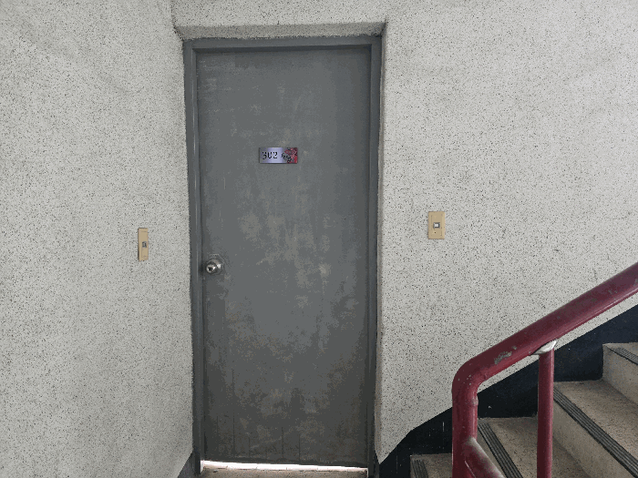 3층 302호 출입구