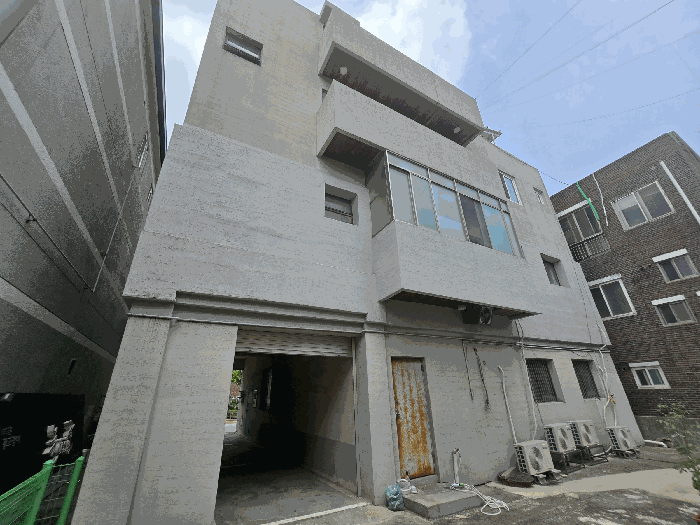 동측에서 바라본 본건