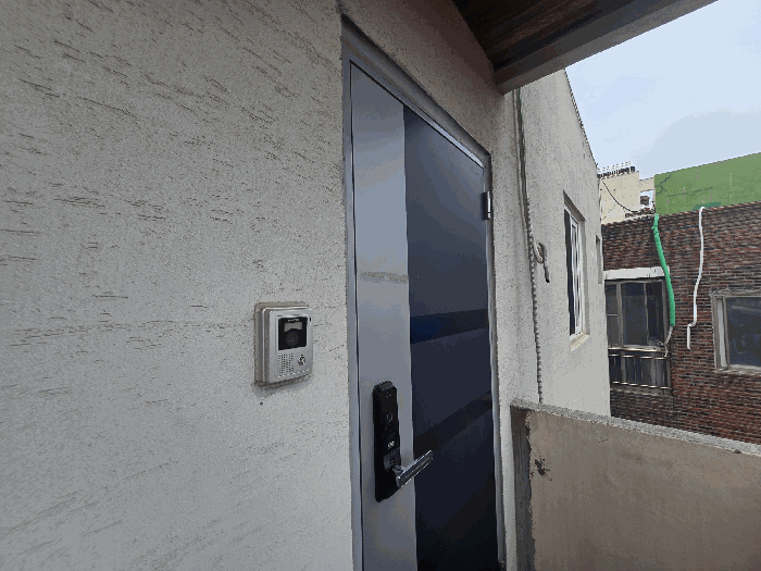 3층 302호 현관문