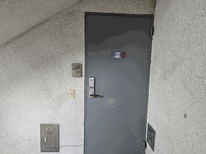3층 301호 출입문