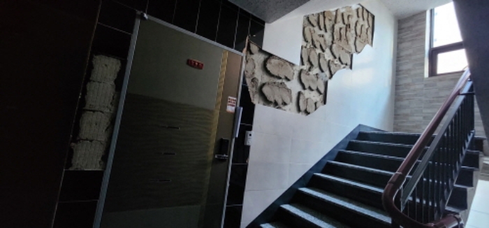 기호2번 타일 훼손부분