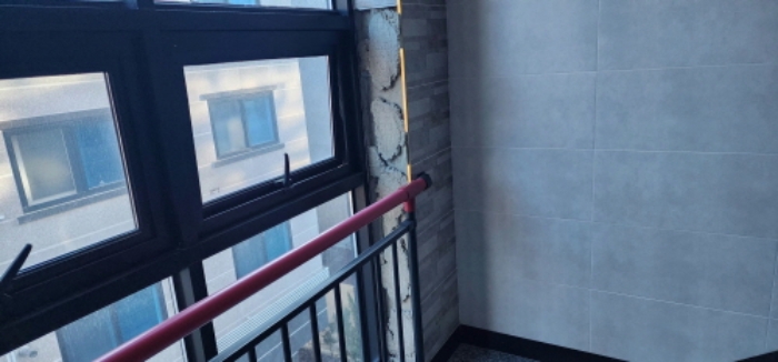 기호2번 타일 훼손부분