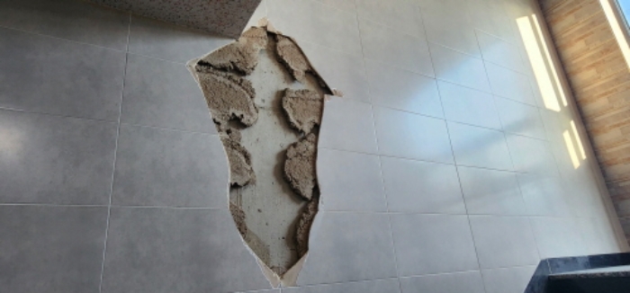 기호2번 타일 훼손부분