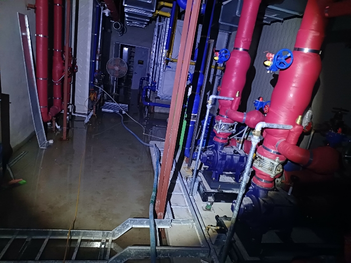 지하층 기계실 일부