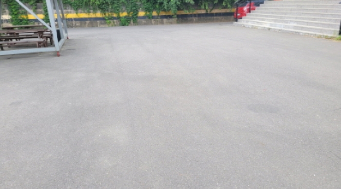 기호12. 건물 사이 주차장 전경