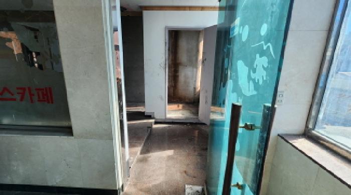 목록4 2층 출입문