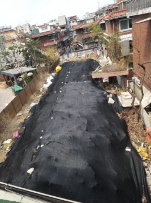 이 사건 부동산 전경 1(공터, 건축폐기물 쌓여 있음)