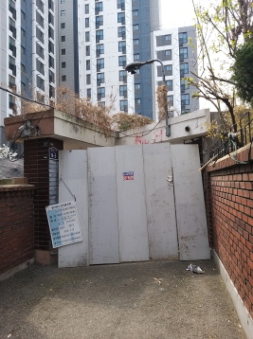 이 사건 부동산 출입문
