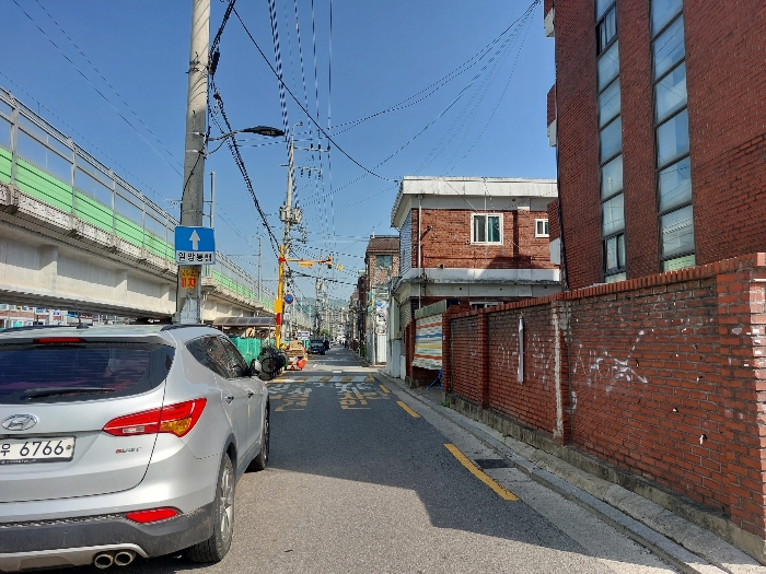 북측 도로변 전경