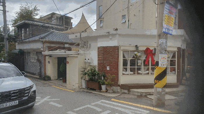 본건 건물 좌측 (출입대문 녹색)