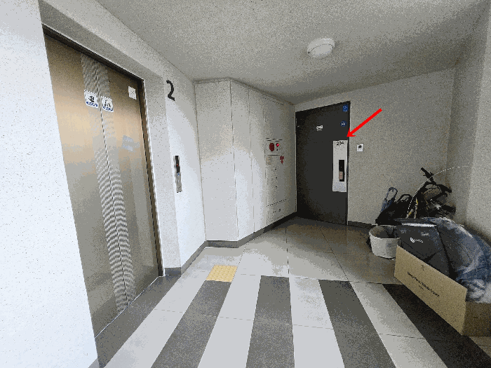 본건 소재 2층 및 본건 현관문 전경