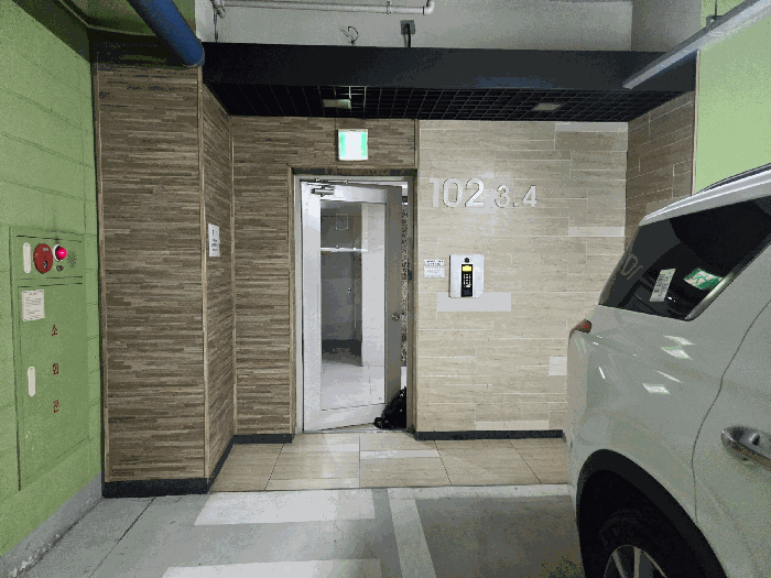 본건물 출입구(지하주차장)