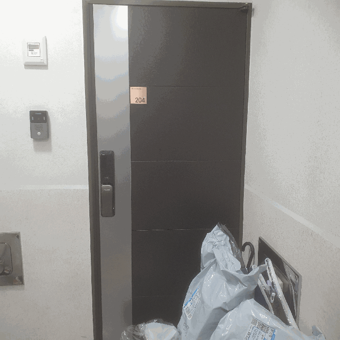 본건 204호 입구 및 외현관