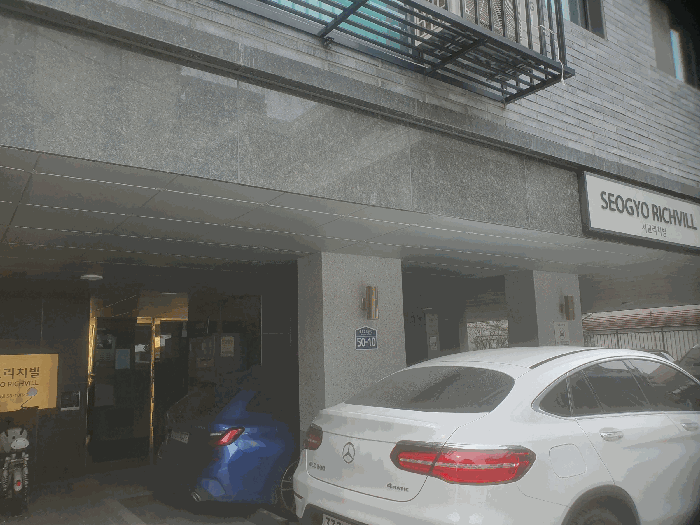 1층 입구 및 주차장
