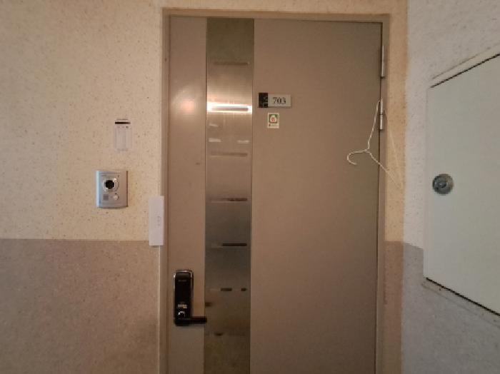703호 현관문