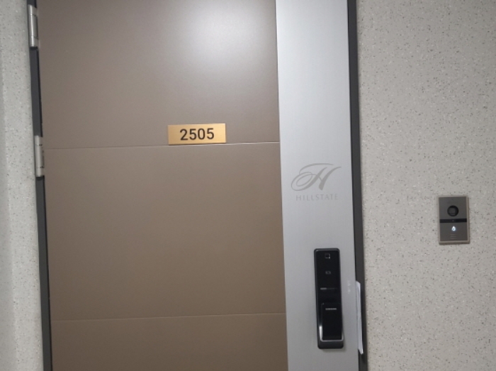 * 본건 목적물 2505호 현관문 전경